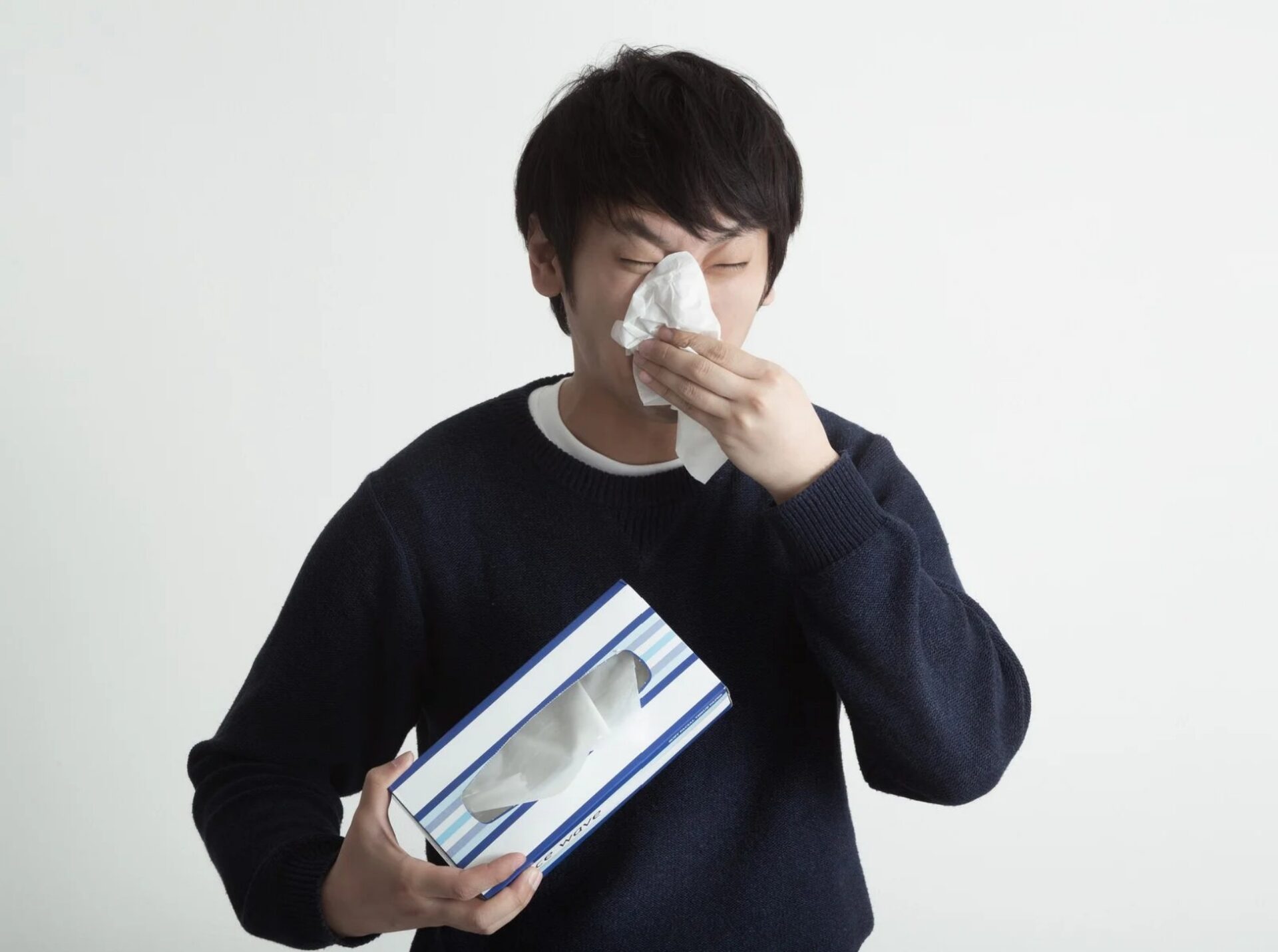 男性　鼻をかむ